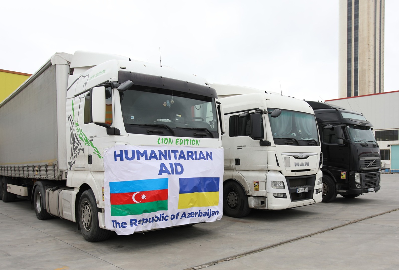 Azərbaycan vətəndaşları Ukraynaya humanitar yardım göndərib